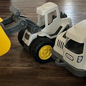 This Little Tikes Dirt Diggers toy includes a 2-in-1 front loader and dump truck
